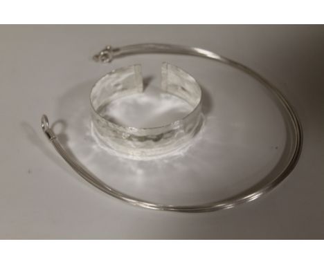 A SILVER BANGLE STAMPED 835 TOGETHER WITH A COLLARETTE STAMPED 925