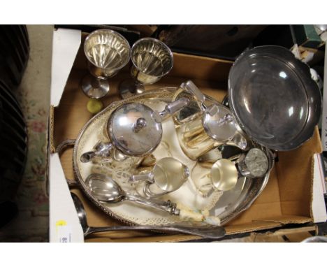 A TRAY OF SILVER PLATED METALWARE TO INCLUDE A FOUR PIECE TEA SERVICE, TWIN HANDLED SERVING  TRAY, LADLE ETC.