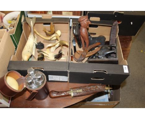 A TRAY OF COLLECTABLES TO INCLUDE KNIVES, CARVED WOODEN NUT CRACKERS, A LEATHER CASED THREE BOTTLE HUNTING FLASK ETC. TOGETHE