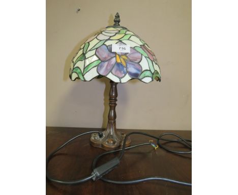 A MODERN TIFFANY STYLE LAMP H-37 CM