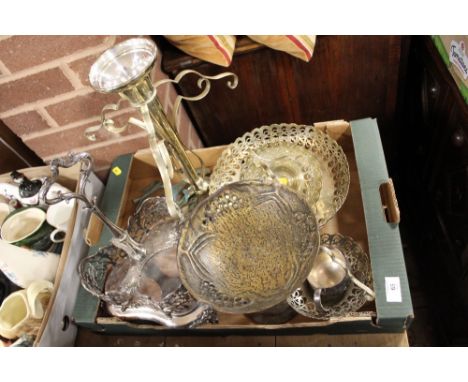 A TRAY OF ASSORTED METALWARE TO INCLUDE SILVER PLATED THREE BOTTLE DECANTER STAND