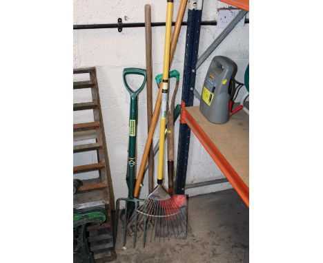 A SMALL QUANTITY OF GARDEN TOOLS