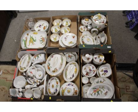 A VERY LARGE QUANTITY OF ROYAL WORCESTER EVESHAM TEA AND DINNER WARE TO INCLUDE COOKING POTS, DINING PLATES, CANDLE HOLDER, E