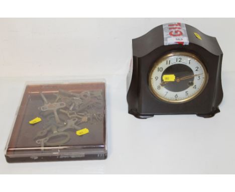 A SMITHS ENFIELD BAKELITE MANTLE TOGETHER WITH A QUANTITY OF CLOCK KEYS