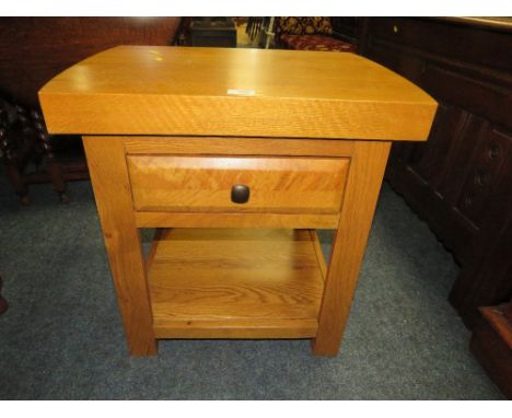 A MODERN OAK LAMP TABLE WITH SINGLE DRAWER W-60 CM