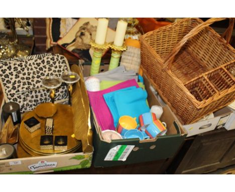 TWO TRAYS OF MODERN DECORATIVE KITCHEN ITEMS TO INCLUDE ANIMAL PRINT NAPKIN RINGS, CANDLE STICKS ETC. TOGETHER WITH A WICKER 