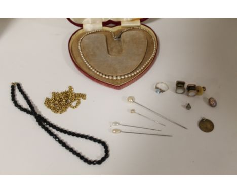 A COLLECTION OF COSTUME JEWELLERY TO INCLUDE A SILVER DRESS RING, FAUX PEARL NECKLACE ETC. 