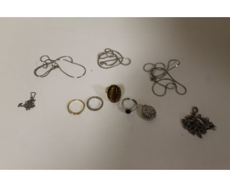 A COLLECTION OF SILVER AND COSTUME JEWELLERY TO INCLUDE AN ETERNITY RING, GEMSET SILVER LOCKET ETC. 