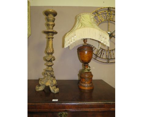 A MODERN CLASSICAL ADAMS STYLE TABLE LAMP AND SHADE H-71 CM (OVERALL) AND A GILT PORCELAIN STAND H-73 CM A/F