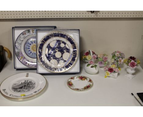 A COLLECTION OF CERAMIC FLOWER ORNAMENTS ETC TO INCLUDE A ROYAL ALBERT OLD COUNTRY ROSES PLATE, COLLECTORS PLATES ETC