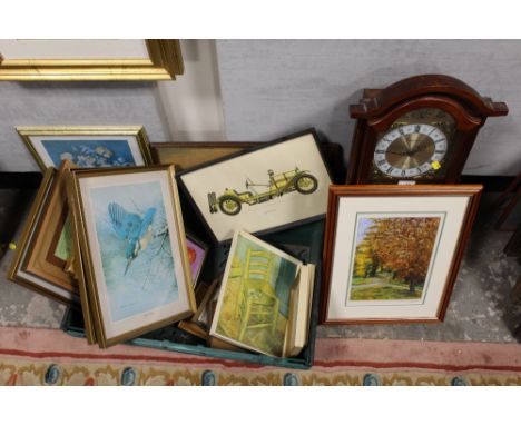 A QUANTITY OF ASSORTED PRINTS TO INCLUDE CLASSIC CAR PRINTS, FLINT LOCK PISTOL PRINTS TOGETHER WITH A MODERN EMPEROR WALL CLO