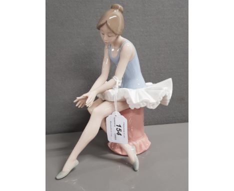 NAO FIGURE 1179 BALLERINA SENTADA WITH BOX