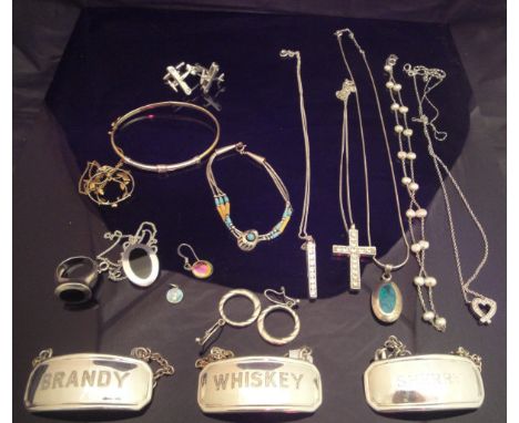 A box containing assorted jewellery to include a 9 carat gold bangle, various necklaces, etc and three plated wine labels, on