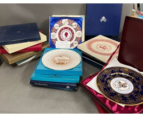 Eighteen commemorate plates, various markers including Wedgewood, Aynsley, Coalport, Spode etc 