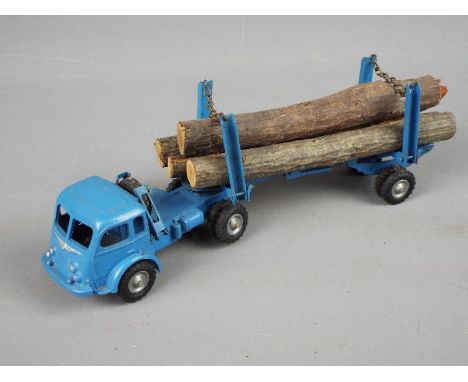 C.I.J. - An unboxed 1:43 scale and scarce diecast model #73 Tracteur Fardier Renault by the French manufacturer C.I.J. The mo