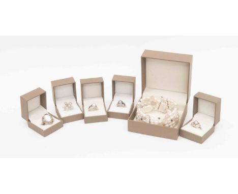A group of pearl and semi precious silver jewellery items, to include: a cluster cuff; pearl rings and a mother of pearl silv