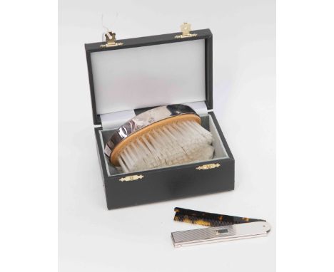 Silver retractable comb tortoise shell effect comb, London 2003 modern, with a plated boxed clothes brush silver gross weight