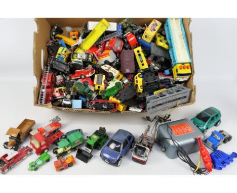 Corgi - Hot Wheels - Matchbox - Solido - Others - A large unboxed group of playworn and plasti diecast vehicles in various sc