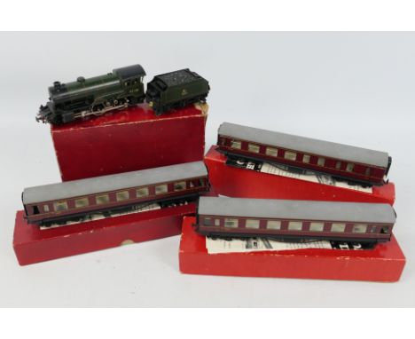 TTR Trix - A boxed Hunt Class 4-4-0 steam locomotive Pytchley in BR dark green livery operating number 62750 # 4/536 with 3 x