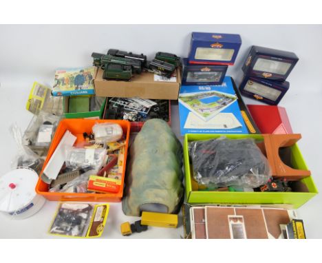 Bachmann - Airfix - Ratio Models - Lima - Others - A large mixed collection of  (mainly loose) OO gauge model railway scenic 