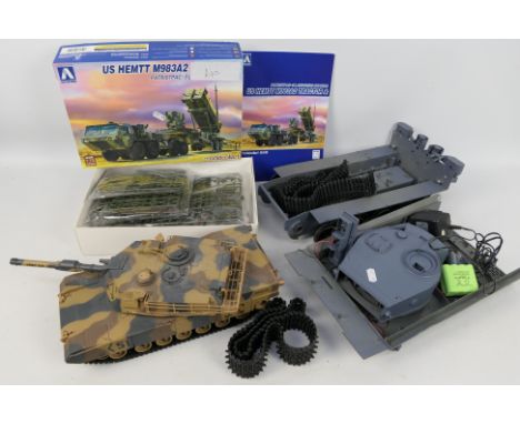 Heng Long - A mixed lot that contains a boxed Aoshima 1:72 scale US HEMTT M983A2 Tractor & Launching Station plastic model ki