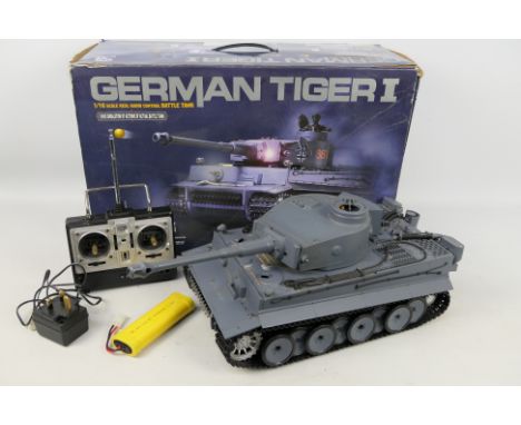 Heng Long - A boxed 1:16 scale German Tiger I radio controlled battle tank. The tank in grey comes with controller, and appea