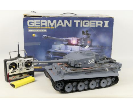 Heng Long - A boxed 1:16 scale German Tiger I radio controlled battle tank. The tank in grey comes with controller, and appea