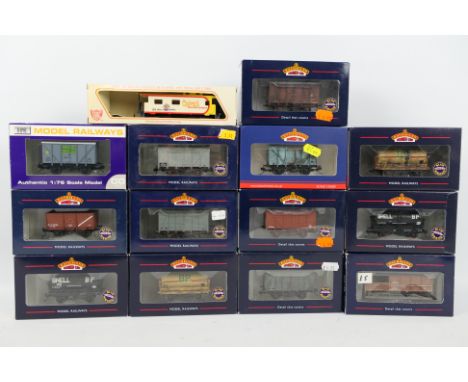 Bachmann - Dapol - IHC - 14 x boxed wagons, mostly OO gauge and most have been given a weathered finish. They appear in Fair 