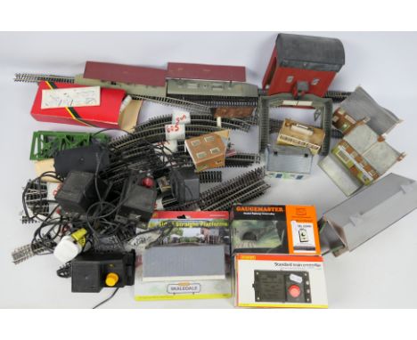 Hornby - Gaugemaster - Others - Two boxed OO gauge controllers with a large quantity of OO gauge loose track, with a collecti