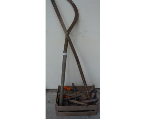 A quantity of garden tools 