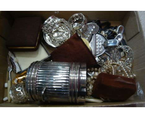 A quantity of vintage jewellery etc. 