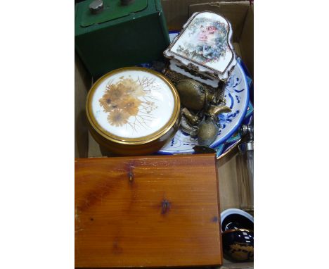 Sundries to include miniature safe money box, urn, trinket box etc.