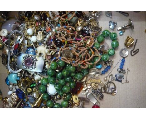 A box of vintage jewellery 