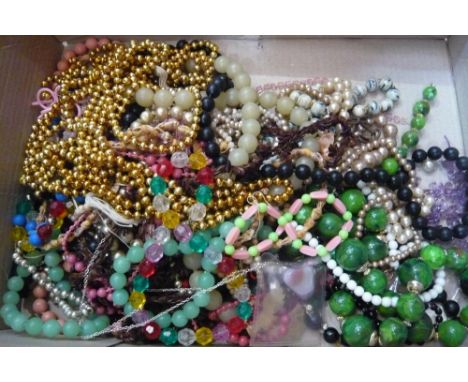 A box of vintage jewellery 