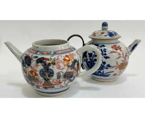 An 18thc Kangxi period Chinese Imari porcelain teapot with floral decoration and make-do handle (h- 13cm), together with anot