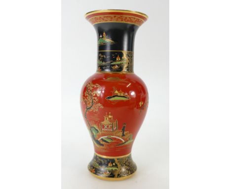 Carltonware vase with chinoiserie decoration, 21.5 cm high.
