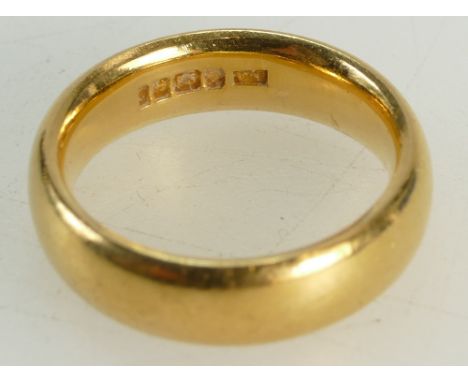 WEDDING RING / BAND in 22ct gold.  Size M and weighs 10.4g.