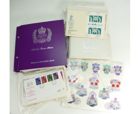 Queens Silver Jubilee album containing many Commonwealth stamp covers, together with many loose 25th Anniversary QEII covers,