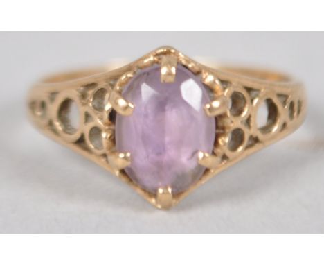 A yellow metal single stone ring, set with an oval faceted cut pale amethyst. Hallmarked 9ct gold, Birmingham, 1978. Size: N 