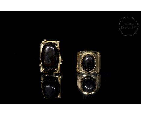 Ring in 14 kt yellow gold and decorated with black stone cabochons. Total weight: 13.4 g