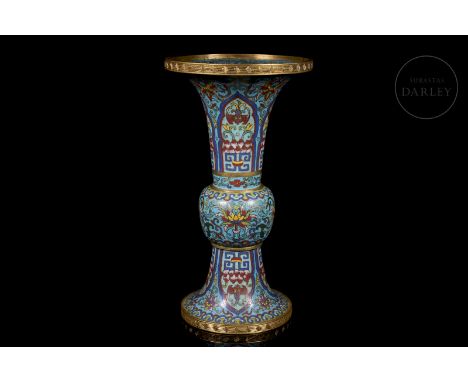 Bronze vase with traditional “Gū” shape. It has a globular body rising on an elongated flared foot and extending towards the 