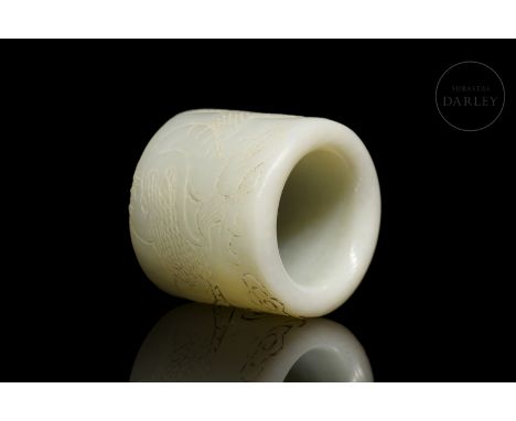 Archer's ring (板指) of white jade carved with light reddish flecks. With slightly rounded top edge, adorned with the image of 