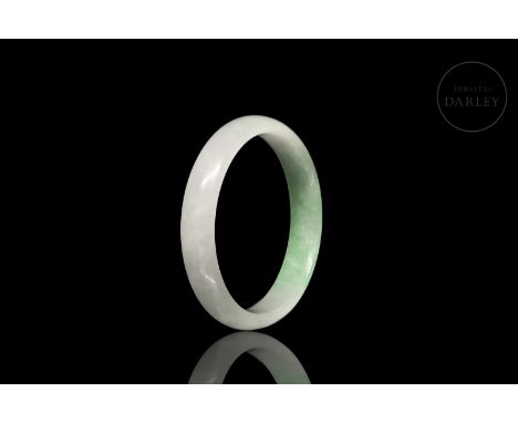 Two-coloured jade carved bicoloured bangleJade carved in the shape of a rigid greenish-white bracelet.Inner ring diameter: 59