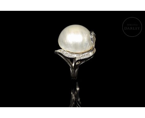 18kt white gold ring with 11 brilliant-cut diamonds and a central mother-of-pearl of approx. 18 mm.Inner ring diameter: 17 mm