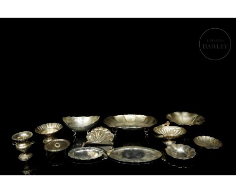 Set of twelve 925 sterling silver objects, consisting of trays, bowls, napkin ring, and a small vase. Height greater: 16 cm; 