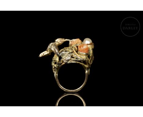 Unique ring, made in 14kt yellow gold, with coral flowers and a pearl. The bird's pose is embracing the coral nest and the pe