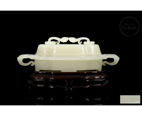 Magnificent carved jade box, white in color and with a smooth milky finish. It has an elongated lobed floor in the center wit