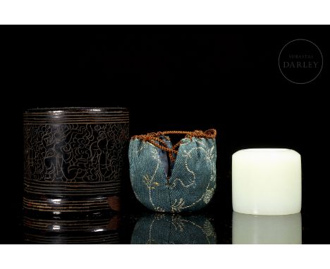 Archer's ring (板指) of carved Hetian white jade. The shape is smooth, with slightly rounded top edge and undecorated exterior.