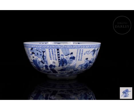Porcelain bowl of circular shape and rounded profile, decorated in blue and white under glaze. Inside, it shows a central med