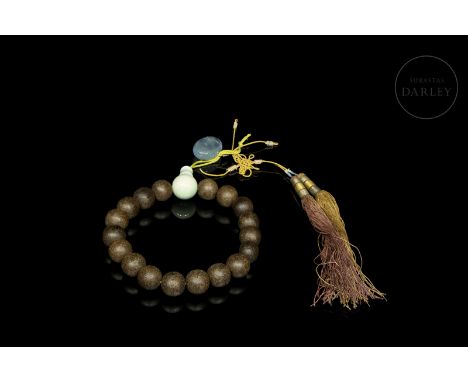 Wooden bead bracelet with jade and tourmaline, Qing dynastyFormed by 18 carved wooden beads and a central jade bead, carved i